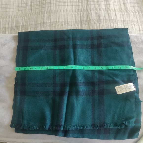 Banana Republic 100% wool soft Dark Green scarf/wrap - Picture 10 of 10